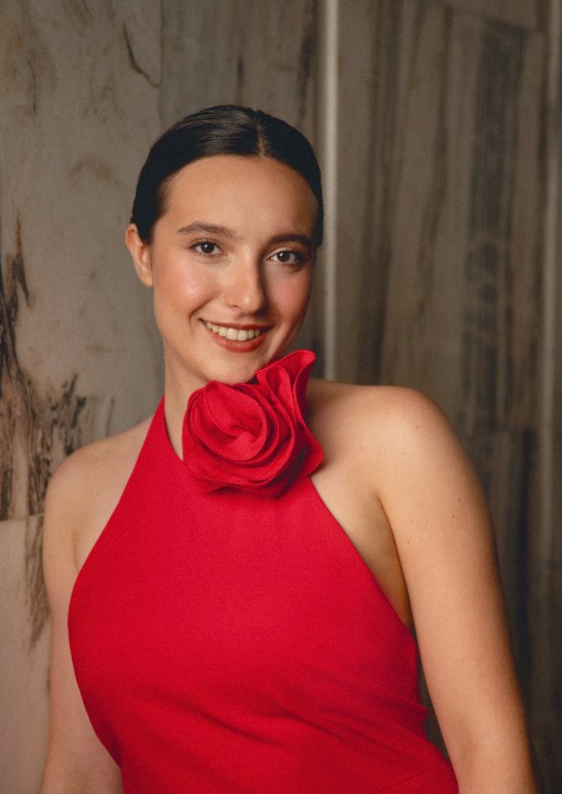 portret kobiety w czerwonej sukni