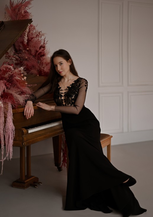 kobieta siedząca przy fortepianie