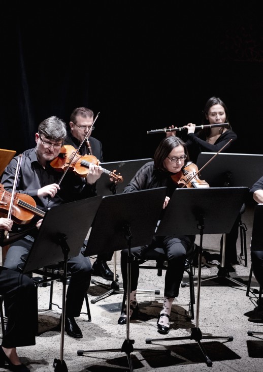 zespół muzyków grajacych na instrumentach muzycznych