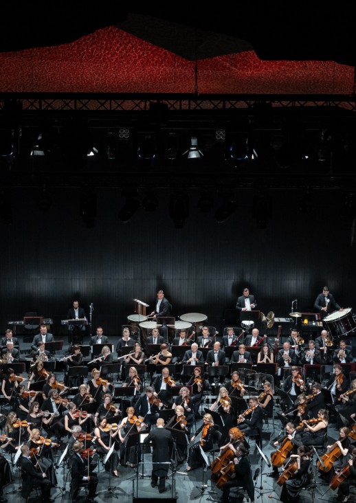 orkiestra symfoniczna siedzi na scenie