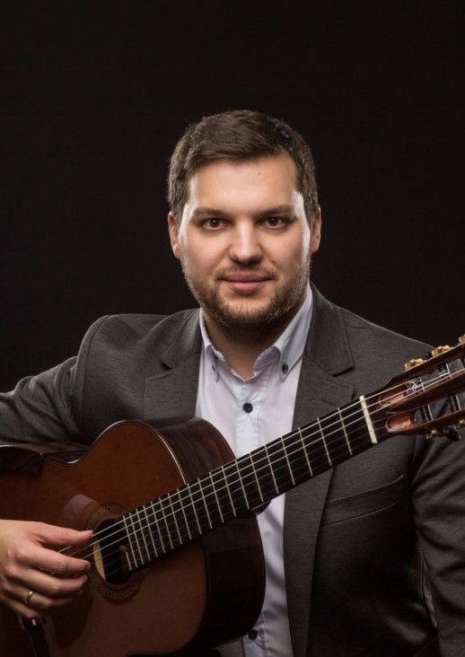 portret mężczyzny trzymającego gitarę
