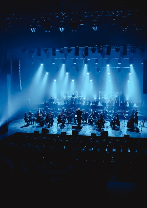 orkiestra na scenie z oddali