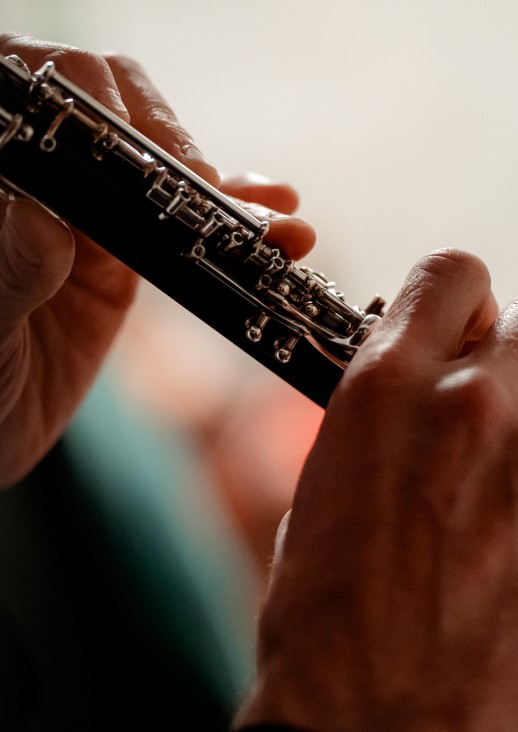 dłonie w których trzymany jest instrument muzyczny