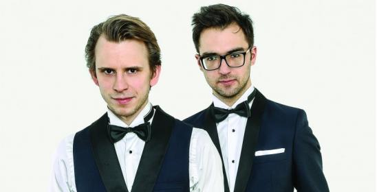 Dwaj stojący młodzi mężczyźni