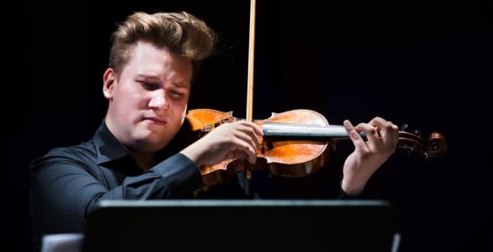Robert Łaguniak gra na skrzypcach