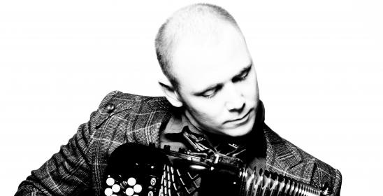 czarno białe zdjęcie mężczyzny grającego na akordeonie