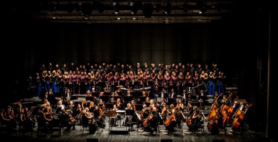orkiestra i chór na scenie