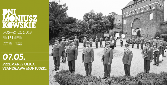 Mężczyźni w mundurach stojący w okręgu