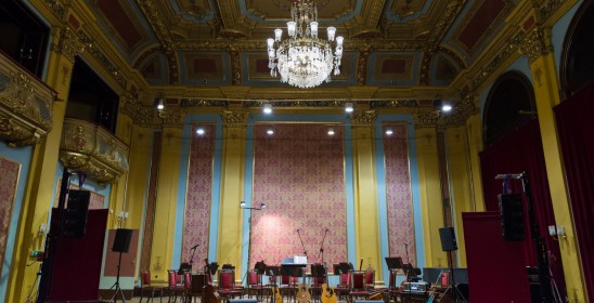 pusta widownia Sali Wielkiej Dworu Artusa w Toruniu