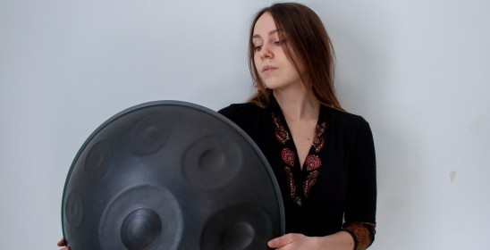 kobieta trzymająca instrument