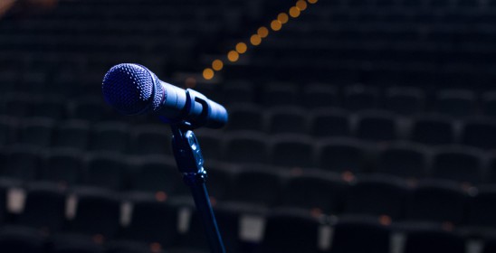 mikrofon na tle pustej widowni