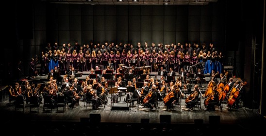 orkiestra i chór na scenie