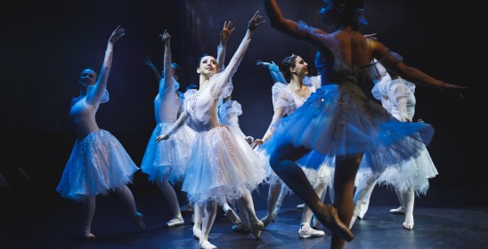 baletnice w białych strojach na scenie