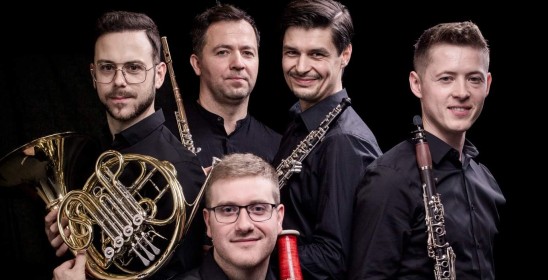pięcioro bężczyzn trzymających instrumenty dęte