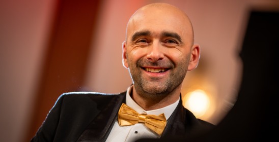 portret uśmiechniętego mężczyzny