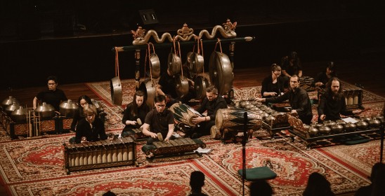 grupa osób grających na instrumentach