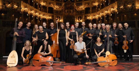 grupa osób trzymających instrumenty smyczkowe