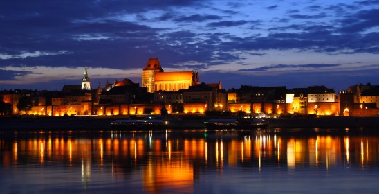 panorama Torunia nocą