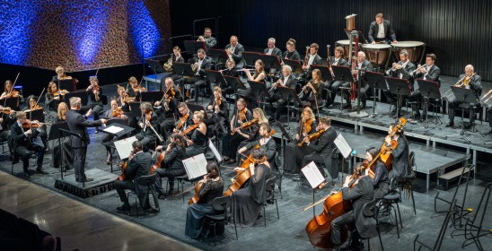 orkiestra na scenie