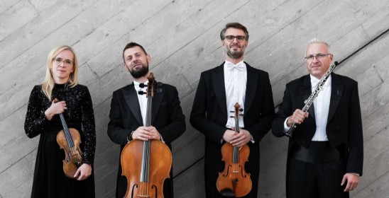 kobieta i trzech meżczyzn trzymają instrumenty muzyczne: skrzypce, wiolonczelę, altówkę i obój