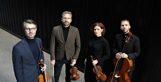 kobieta i trzech mężczyzn trzymający instrumenty smyczkowe