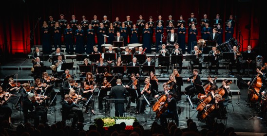 orkiestra i chór na scenie