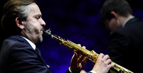 mężczyzna gdający na saksofonie sopranowym