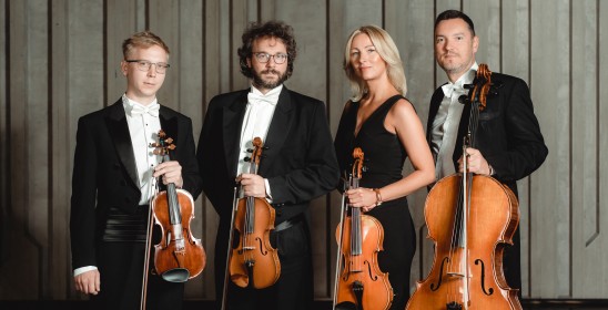 trzech mężczyzn i kobieta trzymający instrumenty smyczkowe