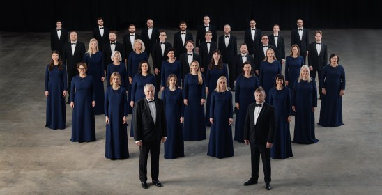 grupa stojących osób