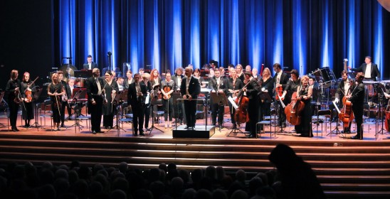 orkiestra na scenie w Auli UMK