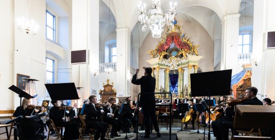 orkiestra siedząca przed ołtarzem w kościele