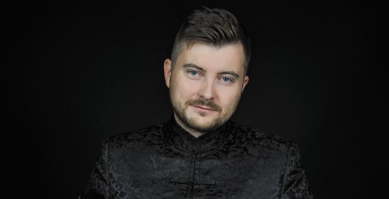 mężczyzna trzymający w rękach flet poprzeczny