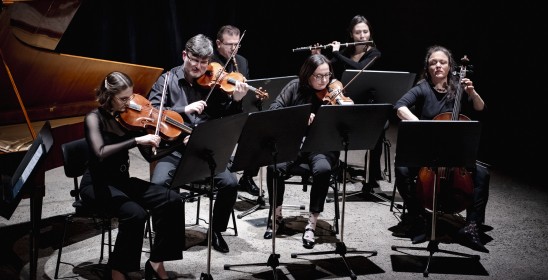 zespół muzyków grajacych na instrumentach muzycznych