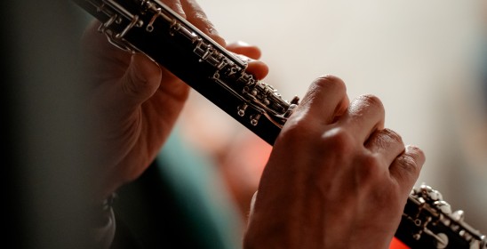 dłonie w których trzymany jest instrument muzyczny