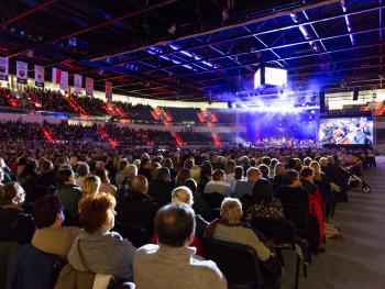 widok na scenę i widownie podczas koncertu na Arenie Toruń