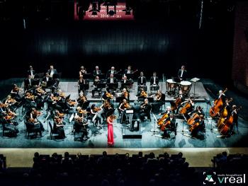 solistka skrzypaczka wraz z muzykami Toruńskiej Orkiestry Symfonicznej na scenie Sali Koncertowej