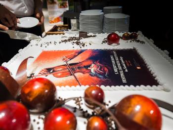 tort, na glazurze słodki plakat 5. Międzynarodowego Festiwalu i Konkursu Skrzypcowego im. K. Lipińskiego