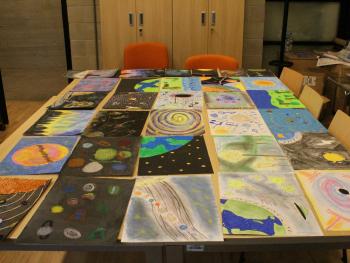 Prace plastyczne dzieci leżące na stole