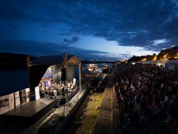 koncert na barce na Bulwarze Filadelfijskim - pełno Tutystów, widzów, siedzących na schodach w tle niebo podczas zachodzącego słońca 