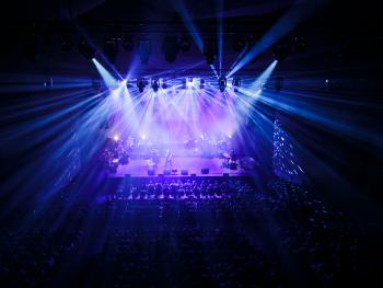 oświetlona kolorowymi światłami scena Sali Koncertowej 