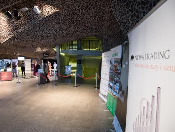 ujęcie na foyer przed koncertem, w centrum rollup sponsora
