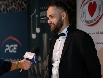 Przemysław Kempiński mężczyzna udzielający wywiadu