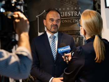 Adam Banaszak mężczyzna udzielający wywiadu