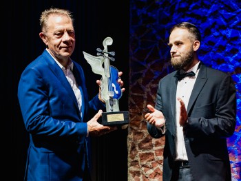 Tadeusz Pająk, Przemysław Kempiński dwaj mężczyźni trzymający statuetkę "Dodając skrzydeł"