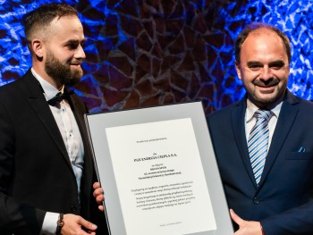 Przemysław Kempiński, Adam Banaszak dwóch mężczyzn trzymających oprawiony list z podziekowaniem