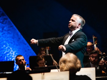 Dainius Pavilionis dyrygent z uniesionymi rękoma