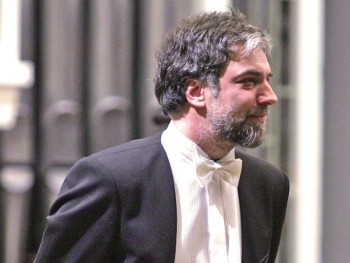 Mężczyzna w garniturze zwrócony w prawą stronę