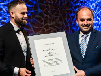 wręczenie oprawionych podziękowań, dwaj mężczyźni na scenie