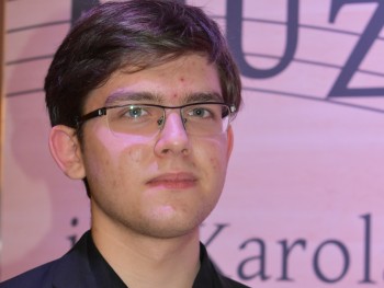 portret mężczyzny w okularach