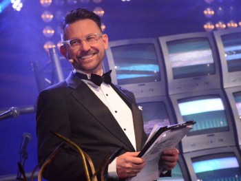 mężczyzna w okularach